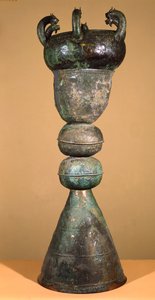Bogrács állatfejekkel Cerveteriből (bronz)